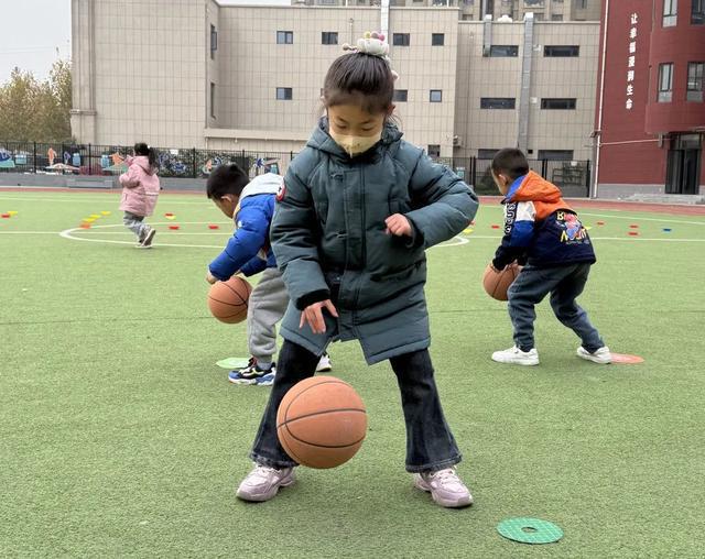 亚美体育西安市浐灞十六小：体育与多学科碰撞一场别开生面的跨学科融合展示课(图5)